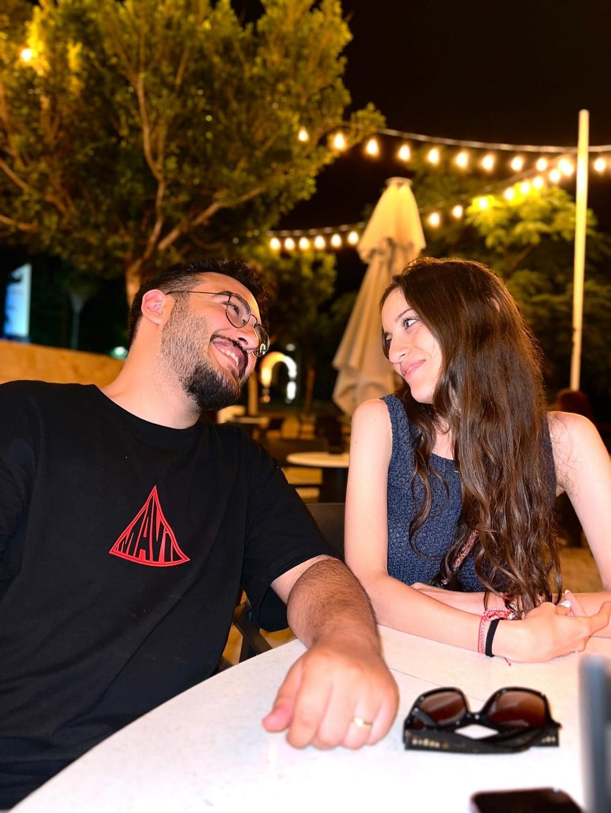 Gülse ve eşi, birlikte gülerken