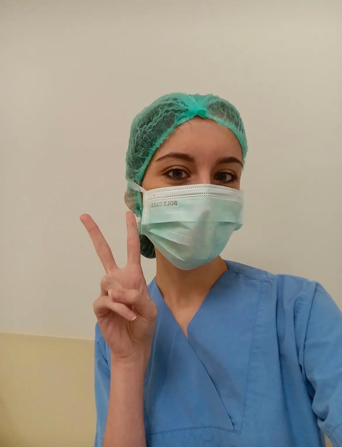 Gülse ameliyathane önlüğü ve bonesiyle
